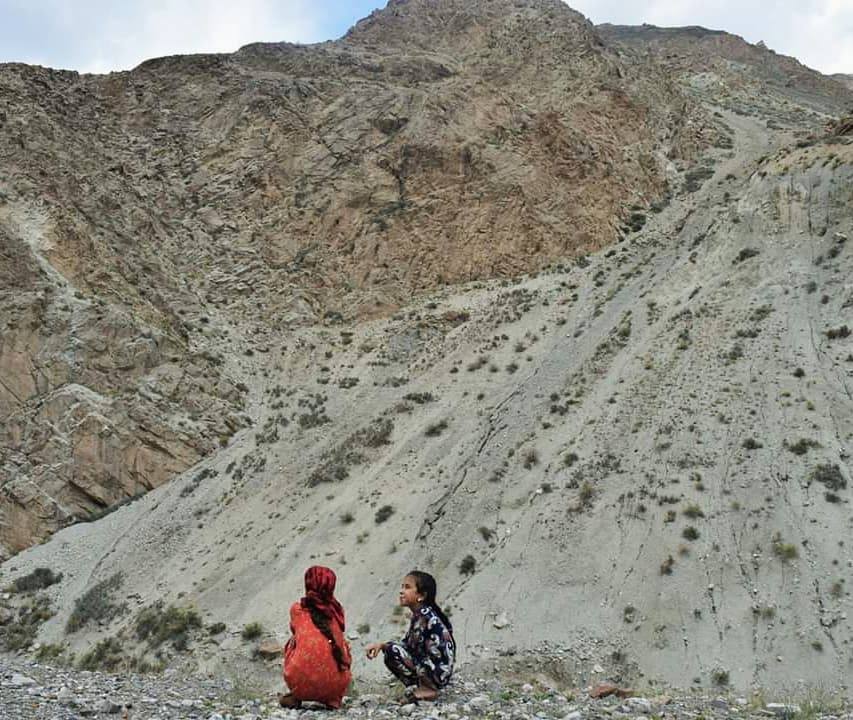 Сестры отдыхают в дороге. Северный Таджикистан.