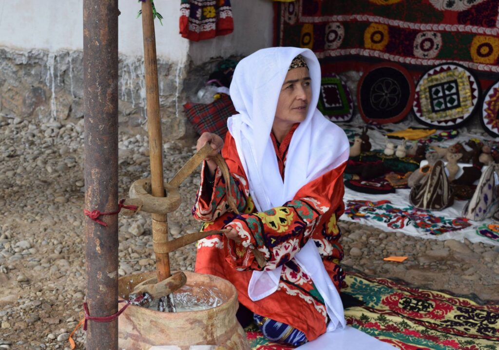 Женщина готовит чаку (кисло-молочный продукт). Кишлак Бальджувон, центральный Таджикистан.