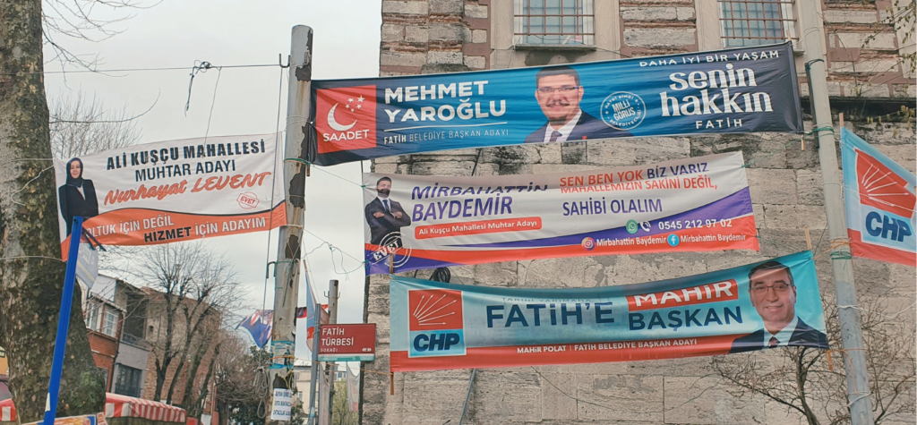 Pildil on mitmed erinevad tänava kohal rippuvad valimisplakatid Türgis, kus kujutatakse ainult meeskandidaate.