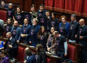 Inimesed parlamendis särkidega "My voice, my choice".