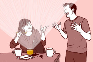 Naine söömas suppi, kust kiirgab valgust ta näole. Naine ja mees vestlevad