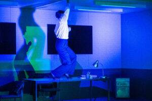 Tessa tantsib laua peal.