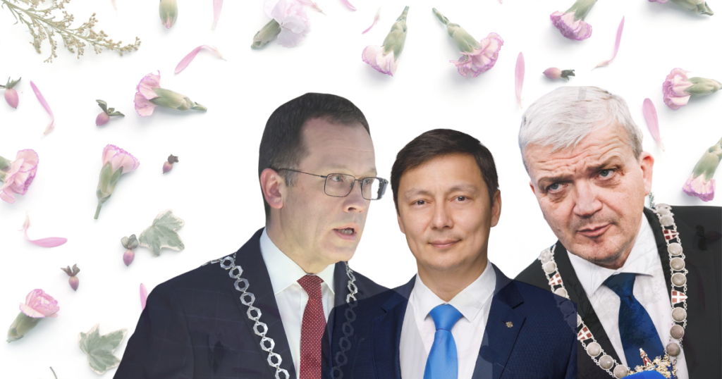 Kollaaž kolmest mehest roosade lilleõite ja kroonlehtedega kaunistatud valgel taustal. Taust meenutab romantilist kirjapaberit. Vasakul seisab Urmas Klaas tumesinisel ülikonnal ja prillides, kaelas ametlik ketist aumärk. Keskel on Mihhail Kõlvart tumesinisel ülikonnal sinise lipsuga ja rinnas väike embleem. Paremal on Peeter Raudsepp tumeda ülikonnaga, kaelas pidulik ametlik ketist kaelaehe.